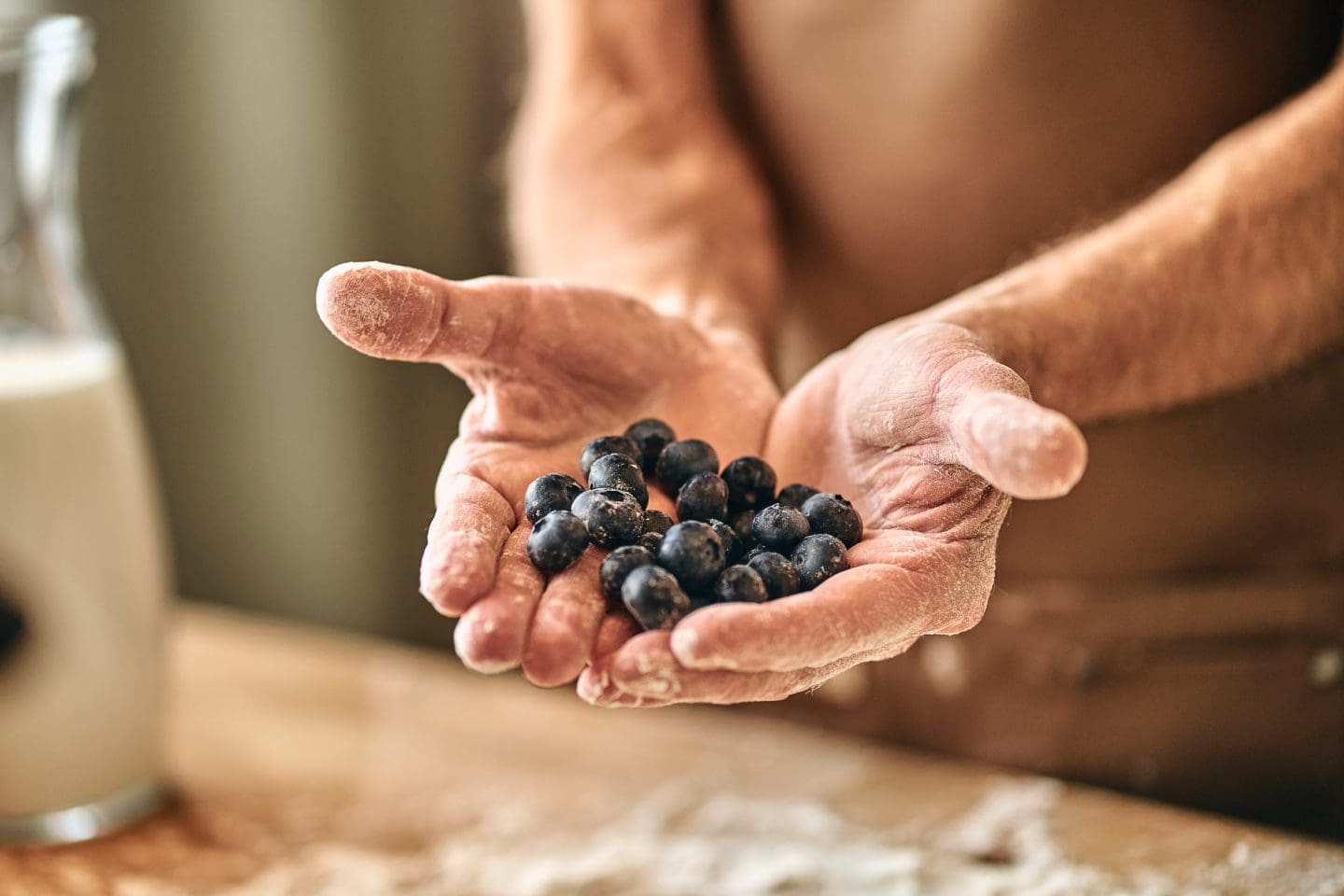 Fresh blueberries in the hands of the chef Autocueillette
